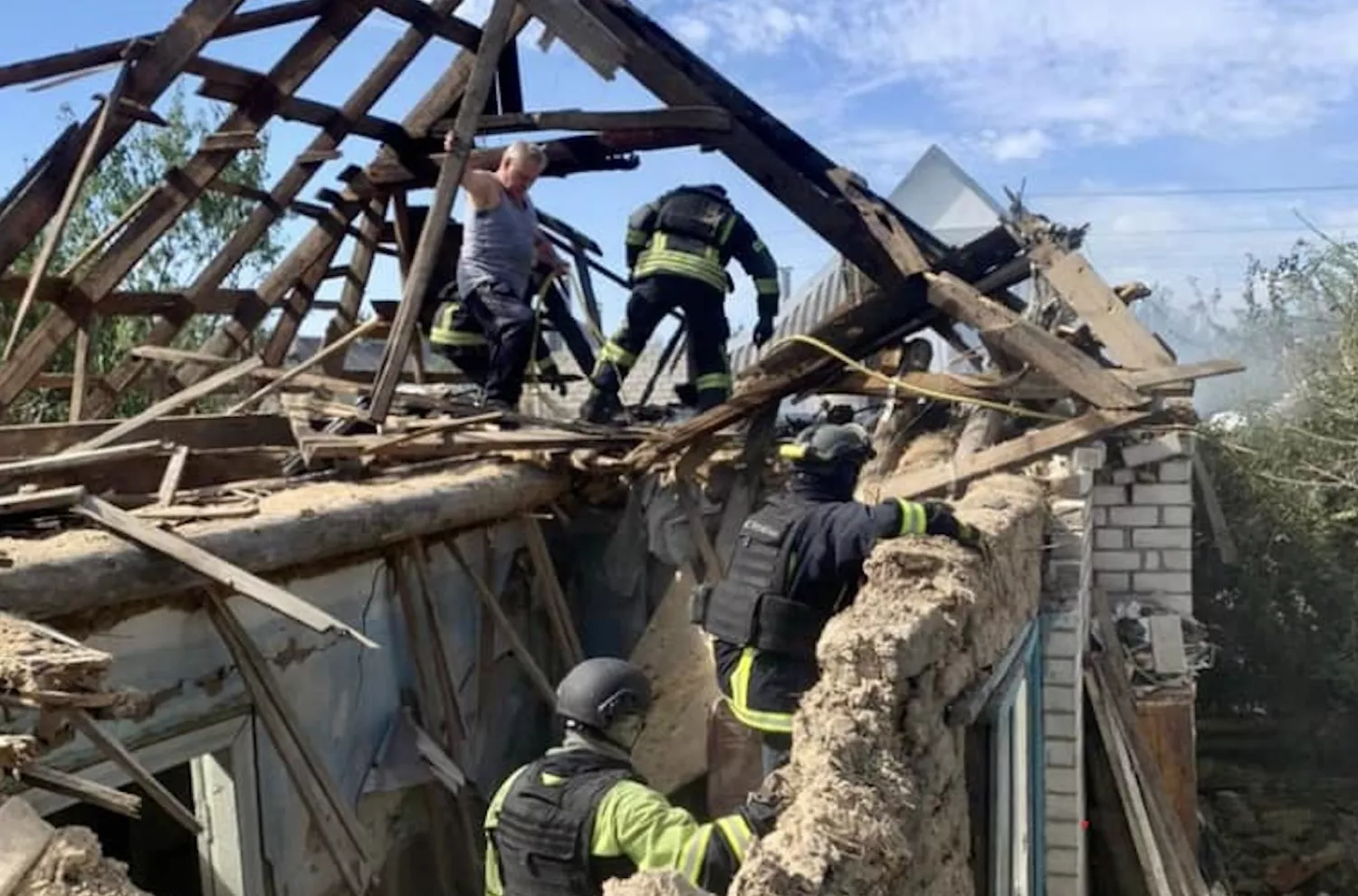 На Херсонщині через російський обстріл загорівся будинок. Фото: ДСНС Херсонщини