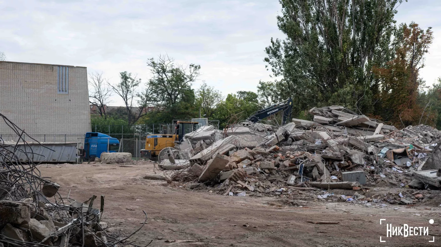 Construction debris on the territory of the destroyed building of the Pedagogical University, photo: «NikVesti"