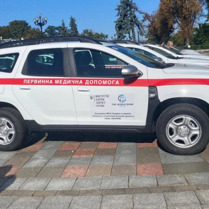 Минздрав передало медикам Херсонщины внедорожник Renault Duster. Фото: Херсонская ОВА