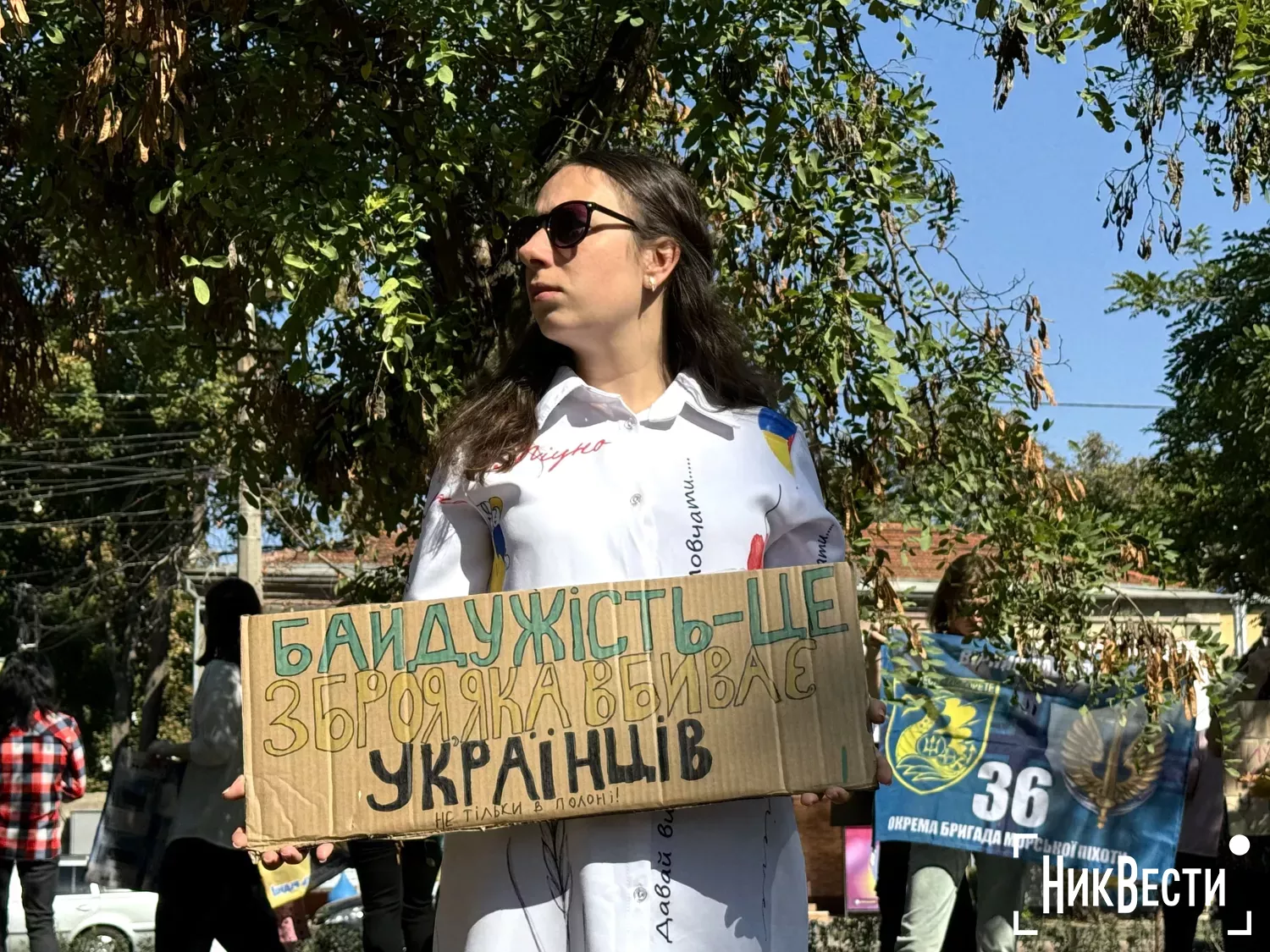 Альона з донькою Златою кожного тижня виходять на акції в підтримку полонених. Фото «МикВісті»