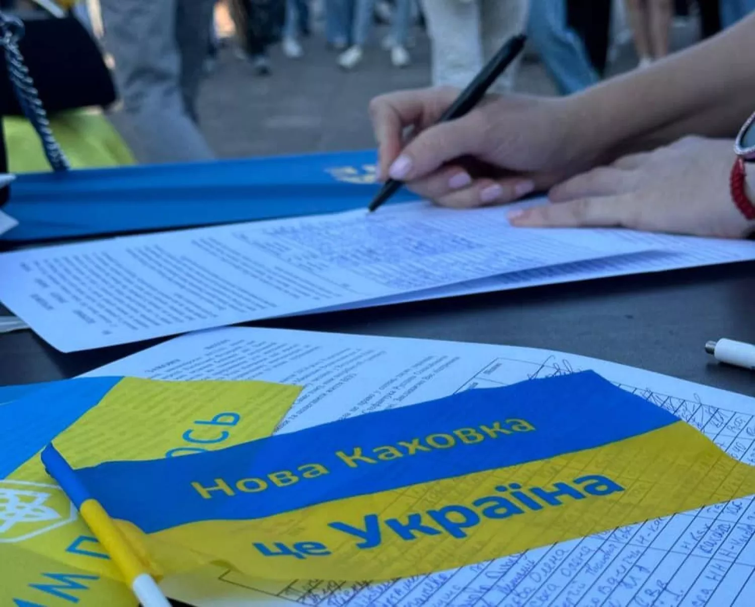 Мешканці Нової Каховки збирали підписи для отримання компенсацій за зруйноване житло. Фото: Nova Kakhovka is Ukraine