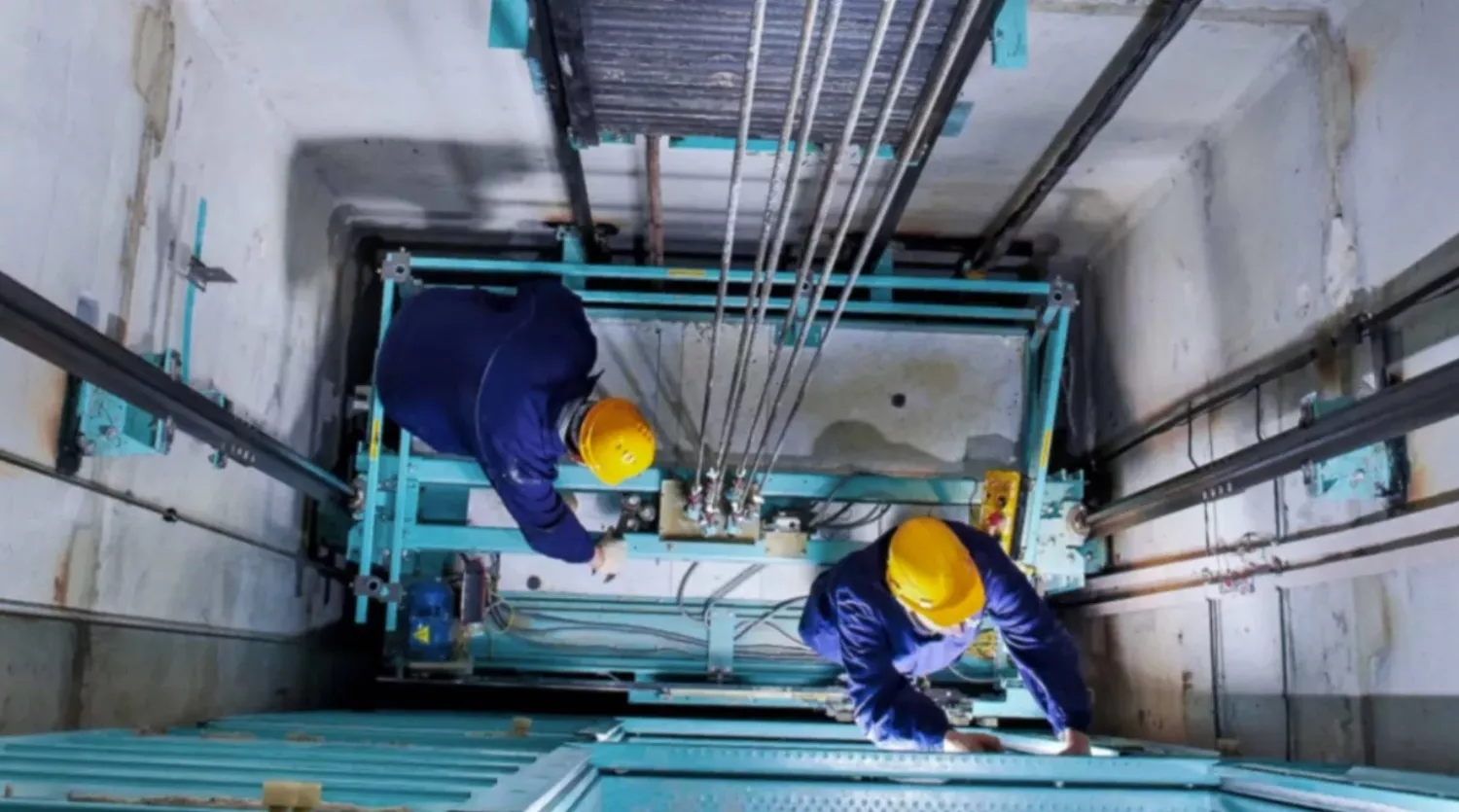 In Mykolaiv, the elevators were turned off in a multi-story building. Photo: Skylift