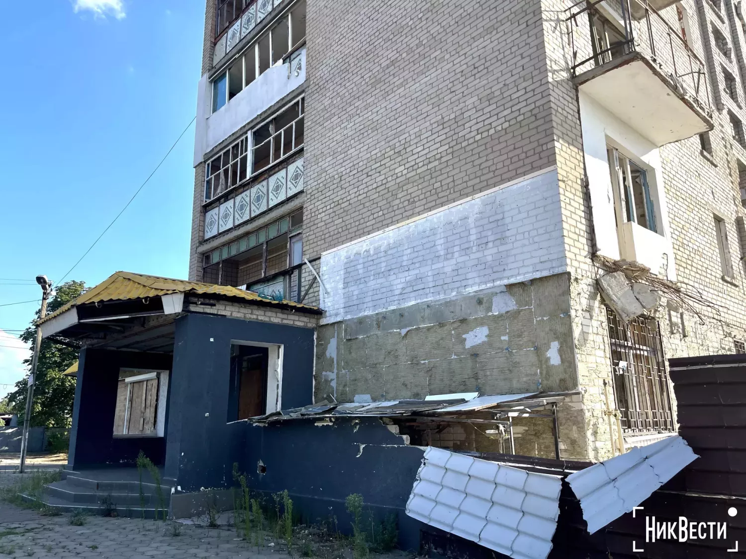 View of a high-rise building in Voznesensk 2 years after the impact. Photo: «NikVesti"