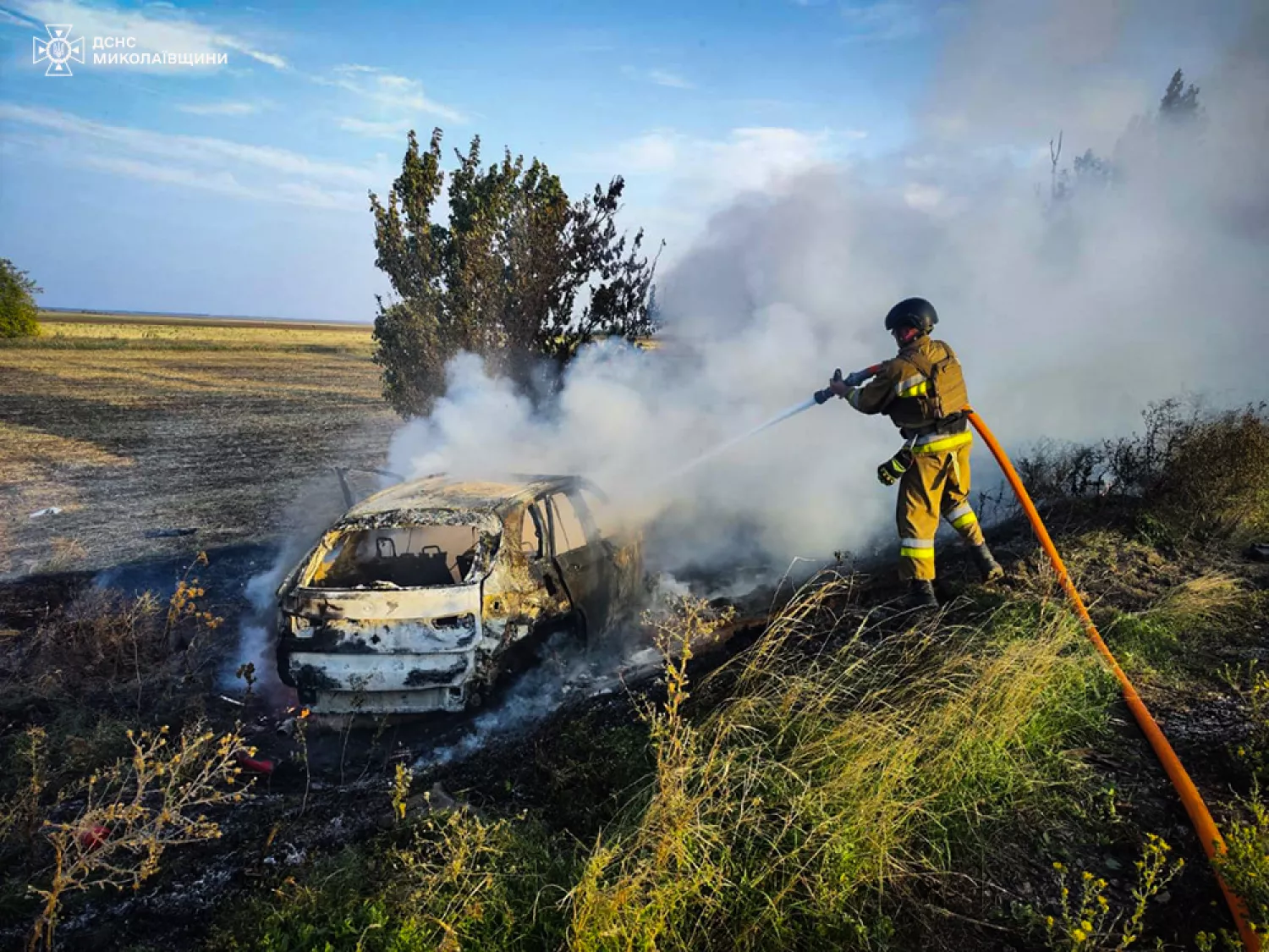 Пожар автомобиля вблизи села Каменка в Николаевском районе 23 сентября, фото: ГСЧС Николаевской области