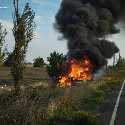 Пожежа автомобіля поблизу села Камʼянка у Миколаївському районі 23 вересня, фото: ДСНС Миколаївщини