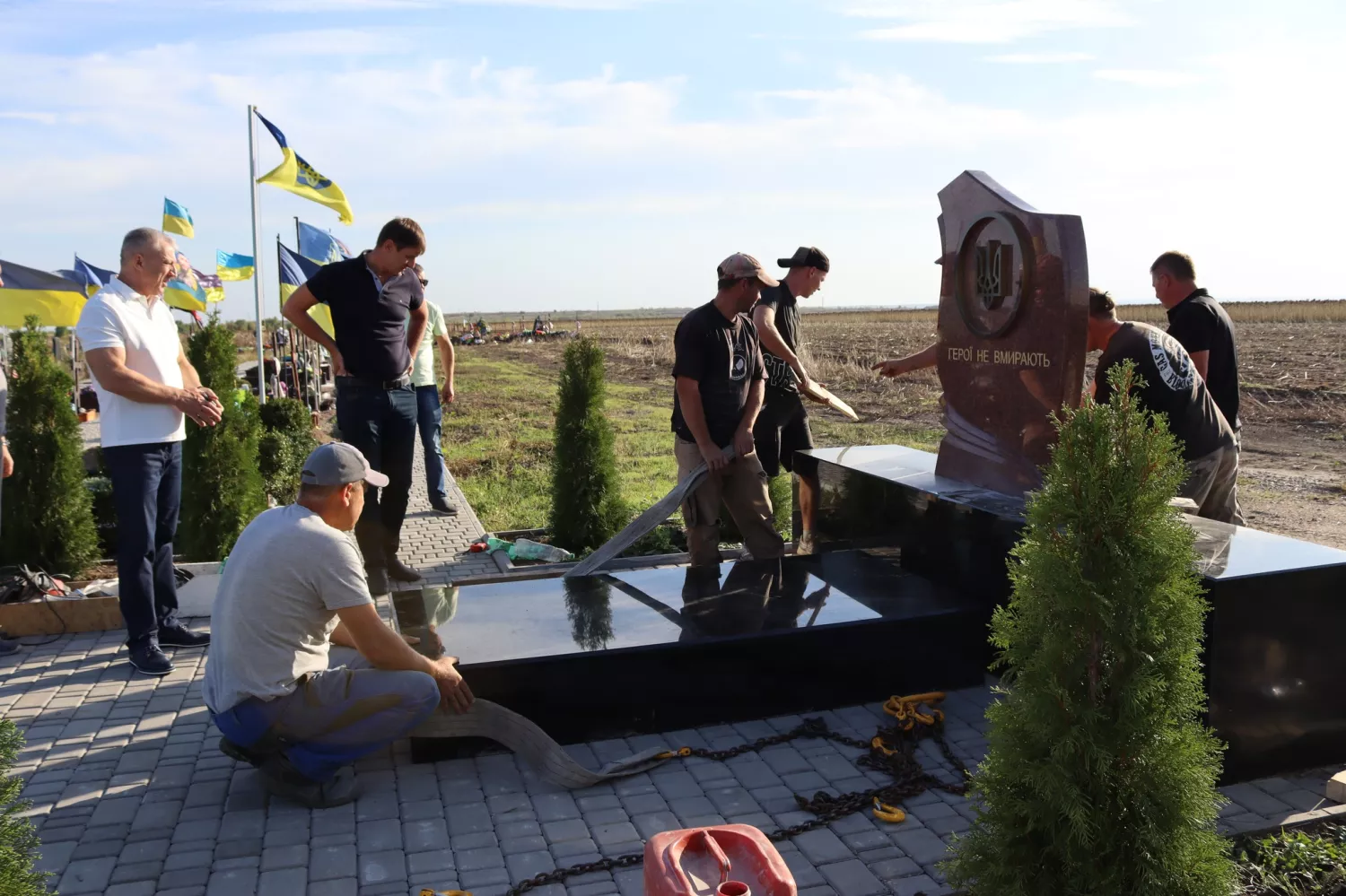 В Первомайске устанавливается обелиск на центральном кладбище города. Фото: Первомайский городской совет