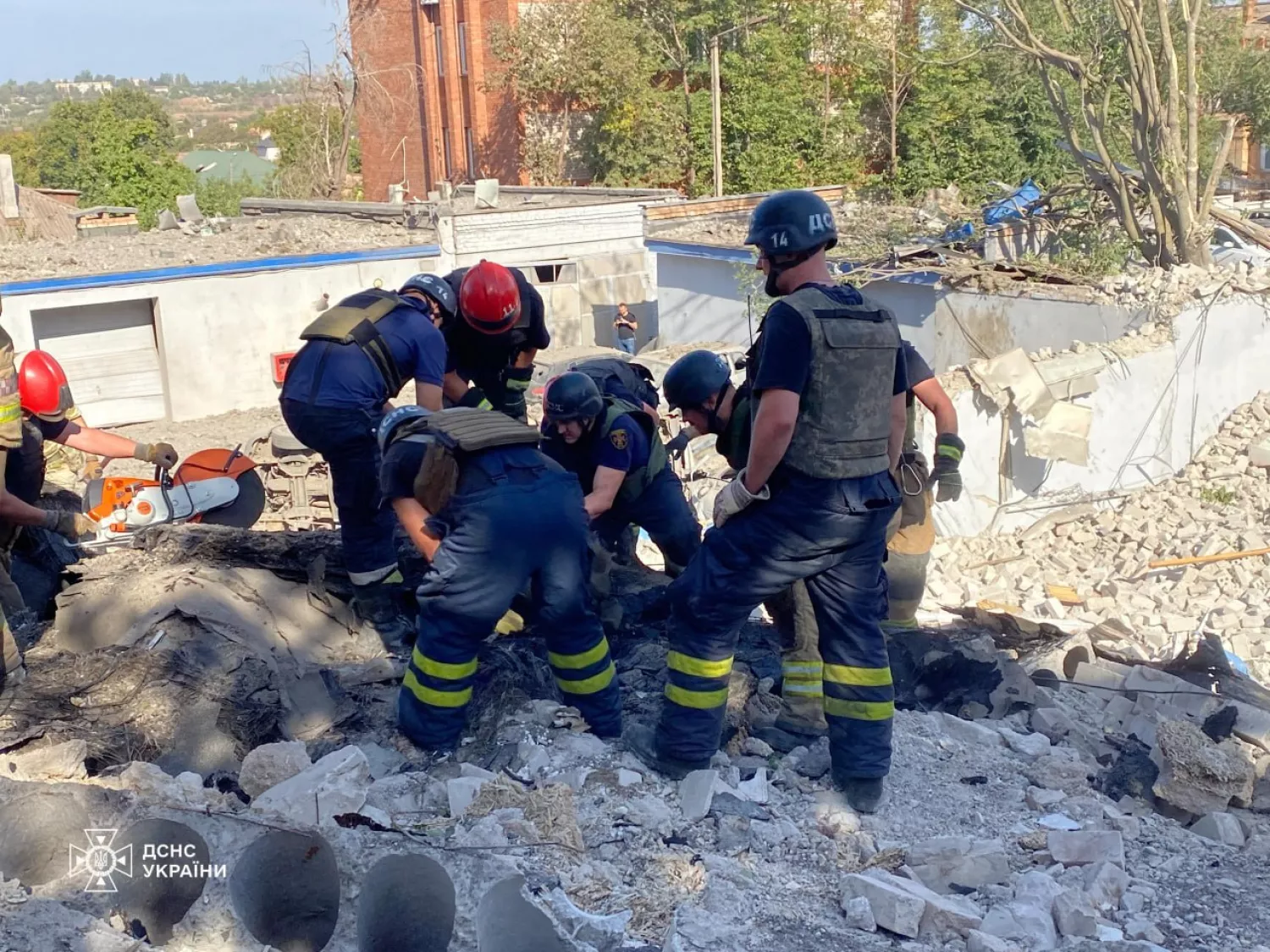 Росіяни завдали удару по управлінню поліції у Кривому Розі. Фото: ДСНС