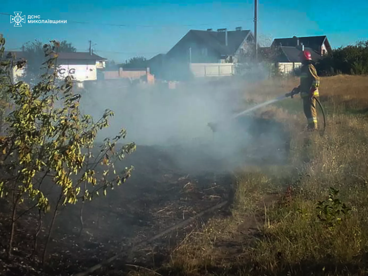 Николаевские спасатели тушат пожар, фото: ГСЧС Николаевской области