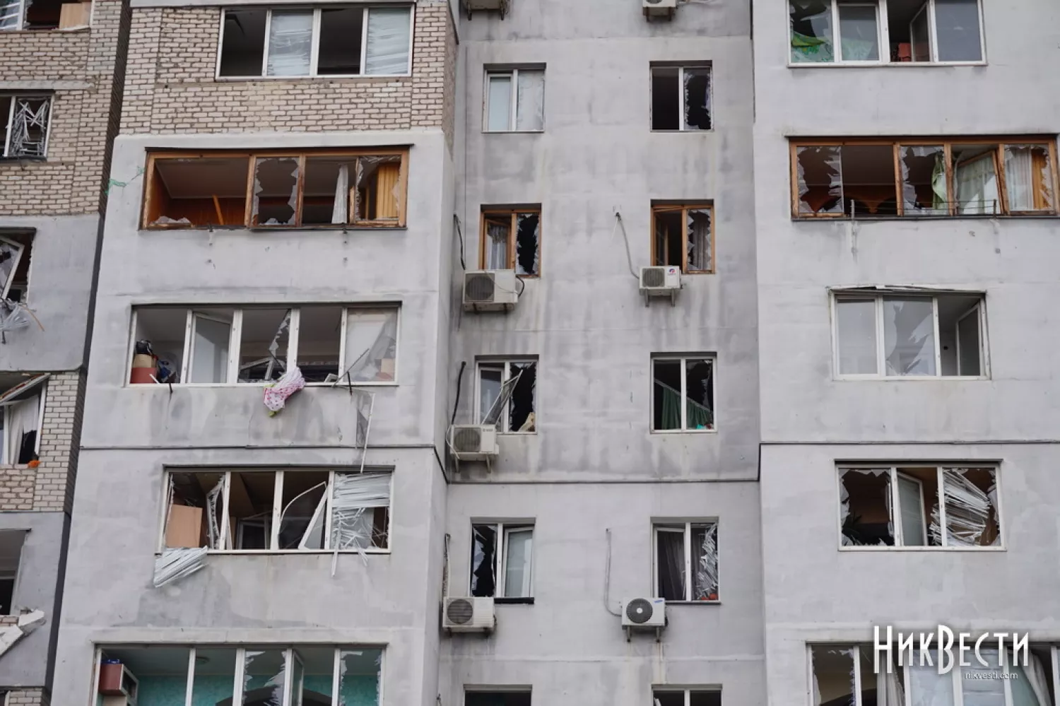 A damaged high-rise building after another shelling by the Russians in Mykolaiv, archival photo of «Nikvesti"