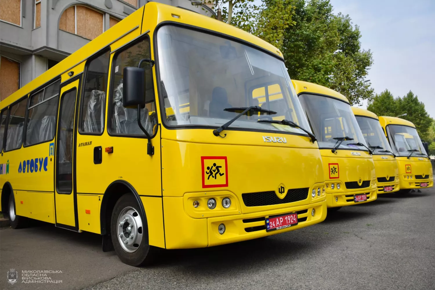 Громадам Миколаївської області передали шкільні автобуси. Фото: Миколаївська ОВА