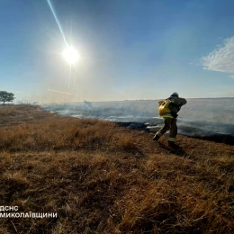 Миколаївські рятувальники ліквідовують пожежі в області, фото: ДСНС Миколаївщини