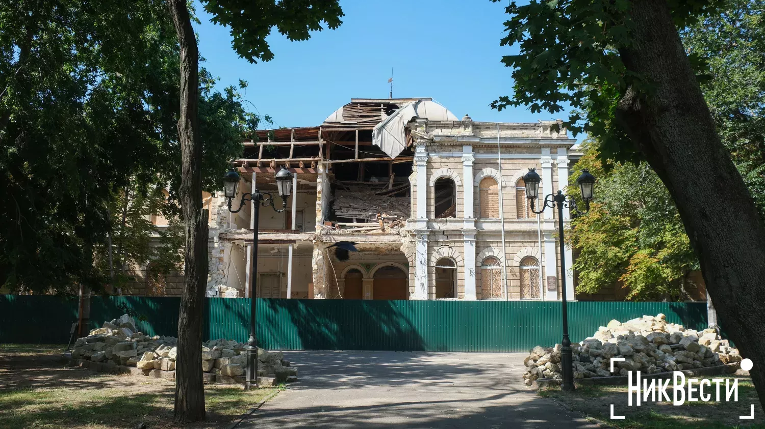 The Arkas Lyceum building is still awaiting restoration, September 2024, photo by MykVisti