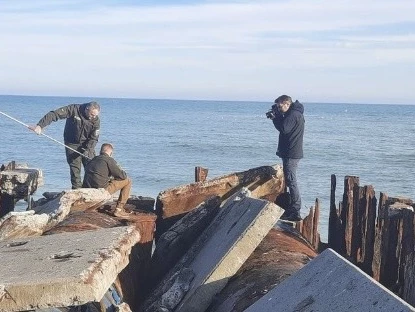 В Одесі каналізаційні стоки через аварійний колектор потрапляють у море, фото: Держекоінспекція