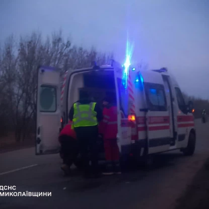 На Миколаївщині зіткнулися мікроавтобус та «швидка», фото: ДСНС