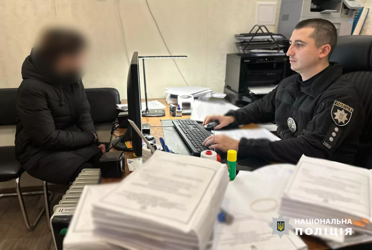 Жительку Одещини підозрюють у крадіжці грошей з каси аптек, фото: Нацполіція