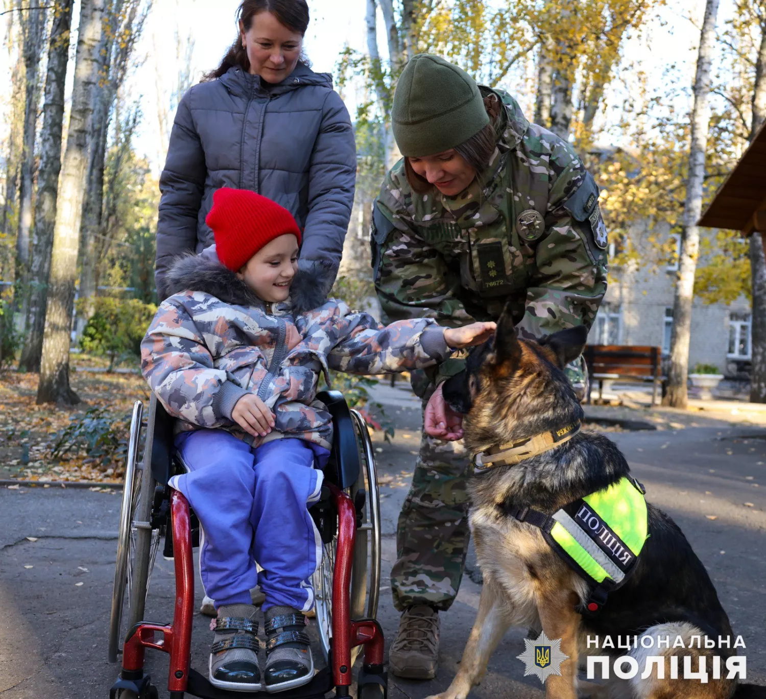 Службовий собака з дитиною. Фото: Нацполція в Миколаївській області