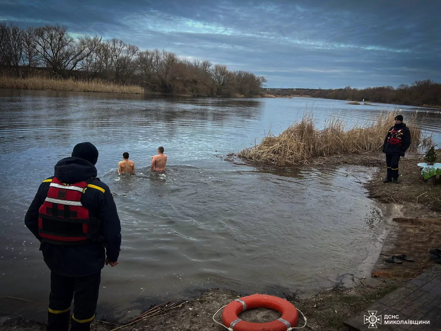 У ДСНС показали, як віряни на Миколаївщині відсвяткували Водохреще. Фото: ДСНС