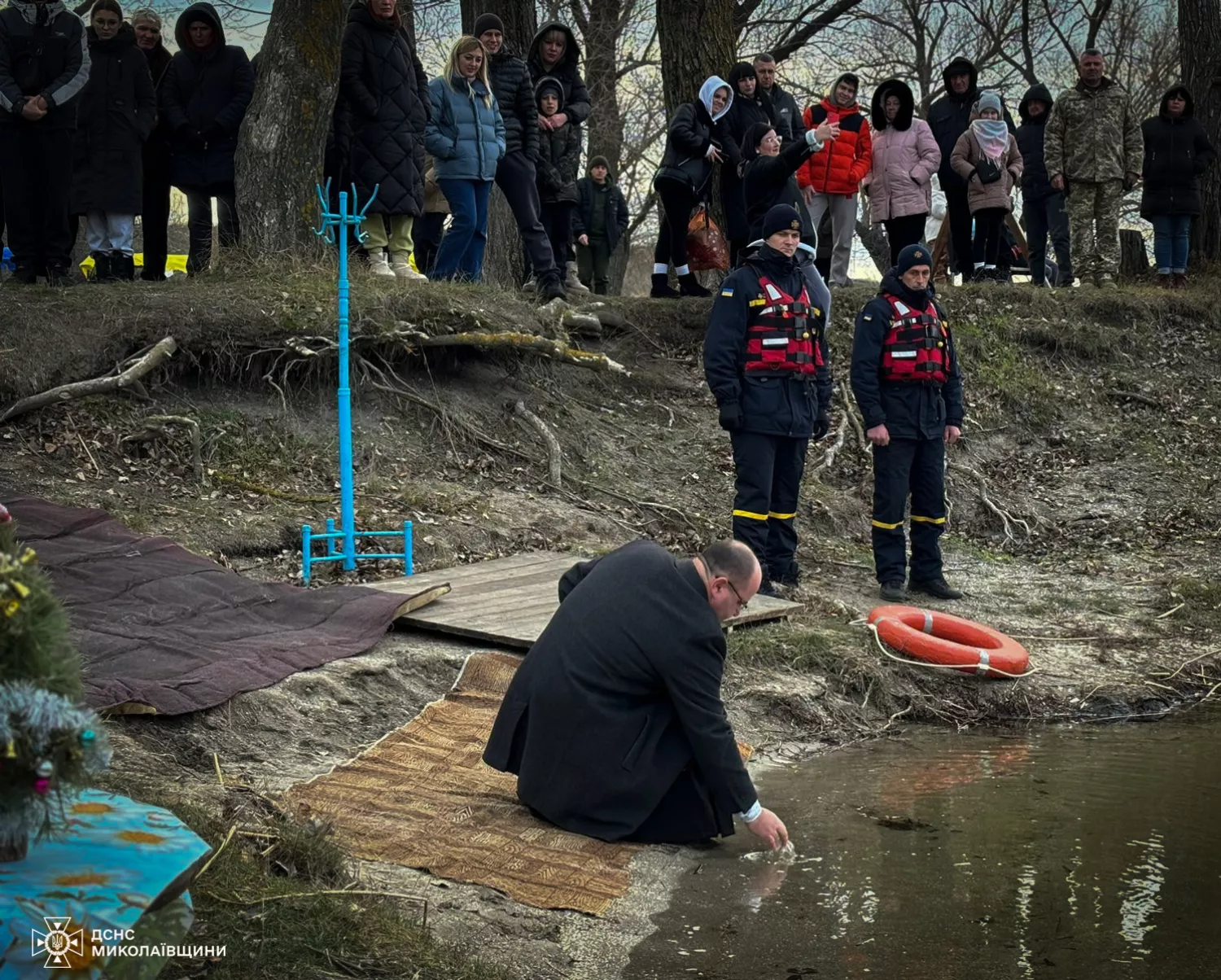 У ДСНС показали, як віряни на Миколаївщині відсвяткували Водохреще. Фото: ДСНС