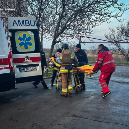 Рятівники допомогли лікарям госпіталізувати хворого в Очакові, фото: ДСНС Миколаївщини