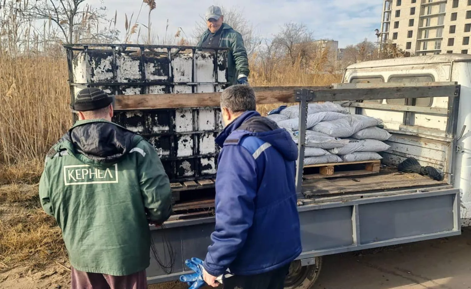 З Південного Бугу вже відкачали 110 тонн олії, яка потрапила до річки через обстріл. Фото: Миколаївська міська рада