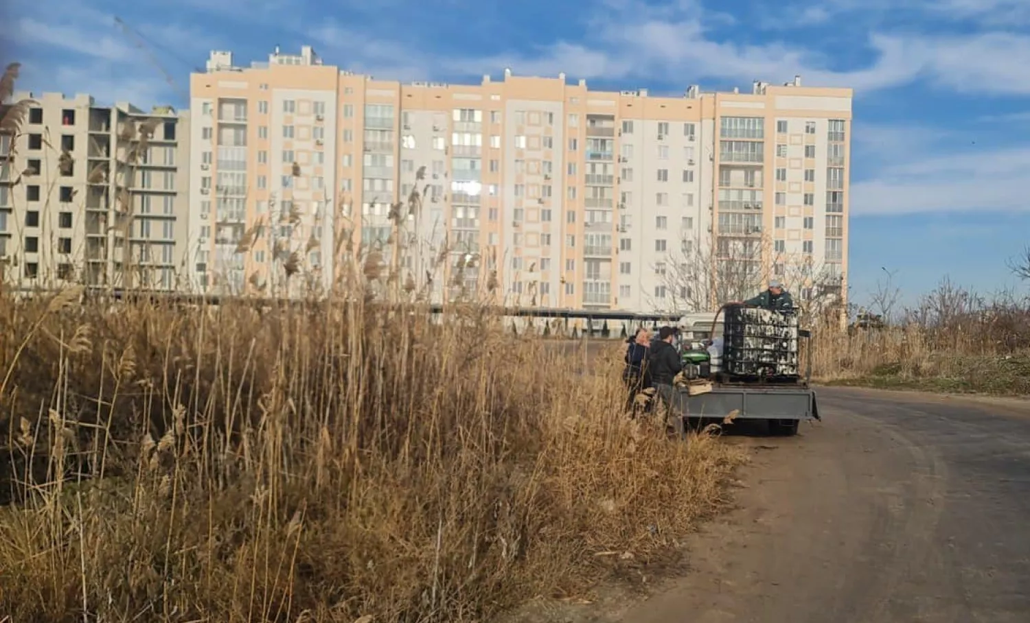 З Південного Бугу вже відкачали 100 тонн олії, яка потрапила до річки через атаку дронів 28 січня. Фото: Миколаївська міська рада