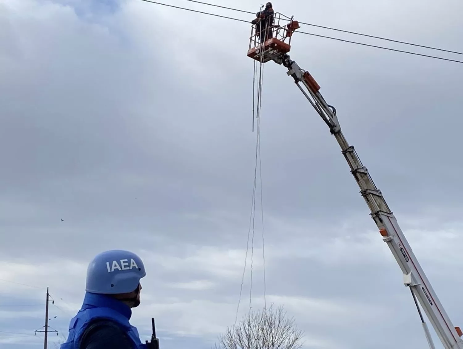 МАГАТЕ під наглядом обох сторін розпочало ремонт ліній живлення до Запорізької АЕС. Фото: МАГАТЕ