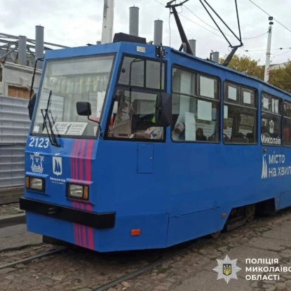 Трамвай у Миколаєві наїхав на літієву батарею. Фото: Нацполіція