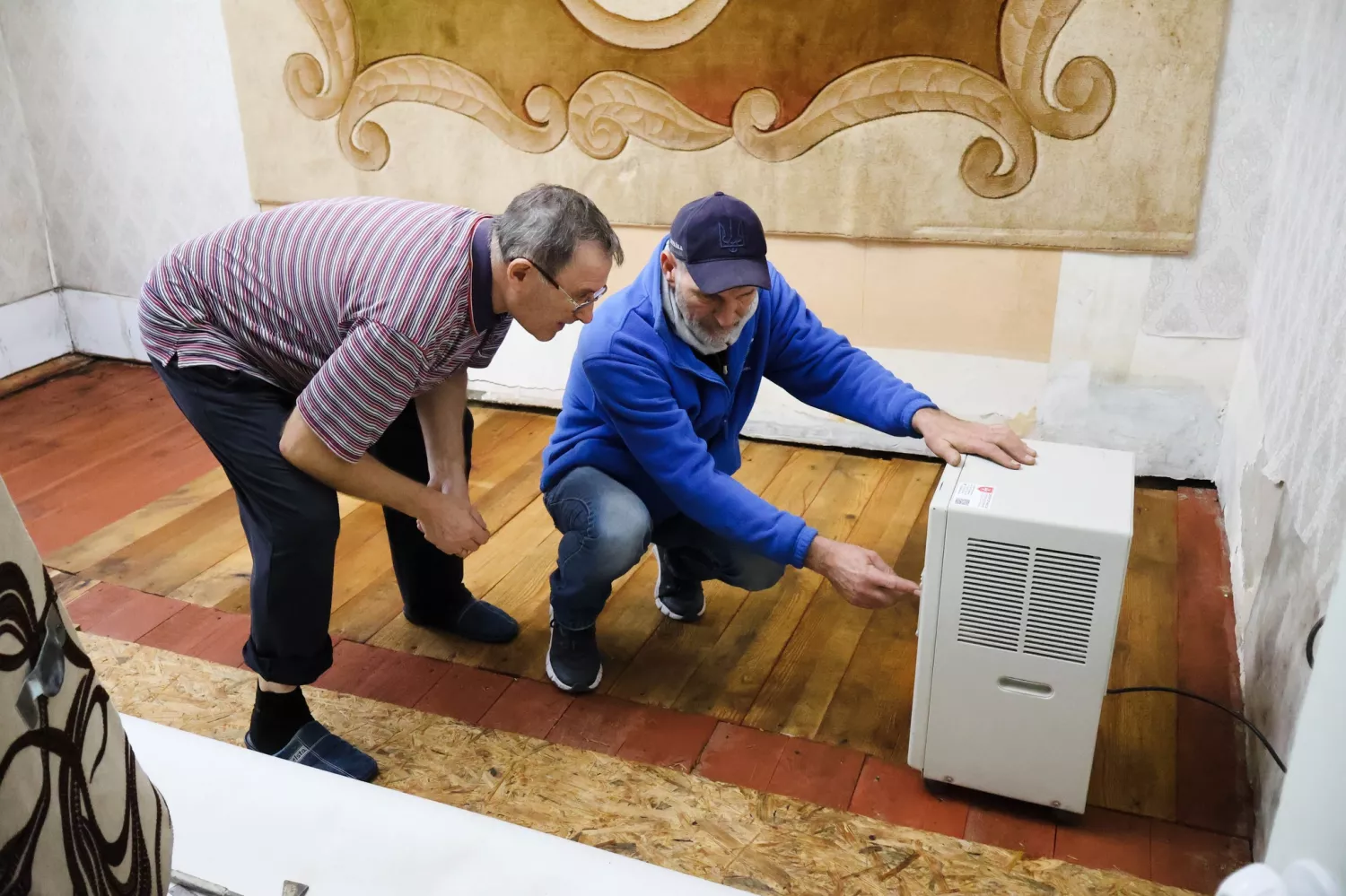 Благодійники передали осушувачі одеситам, чиї юудинки постраждалих від зливи. Фото: Facebook/Caritas Odesa UGCC