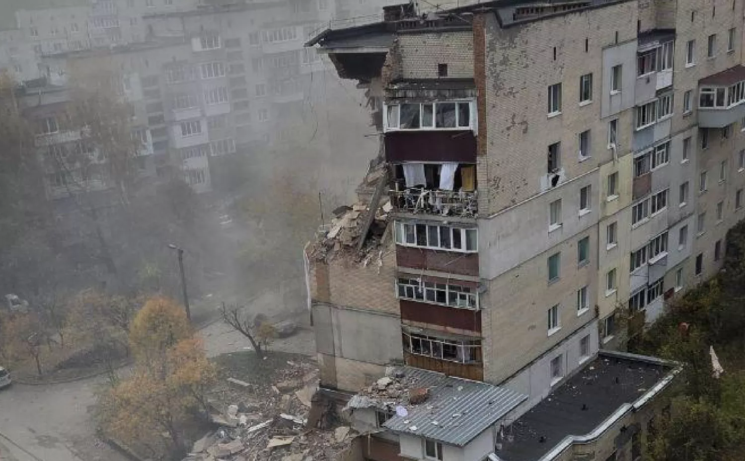 Зруйнована вибухом багатоповерхівка у Хмельницькому. Фото: Поліція Хмельницької області
