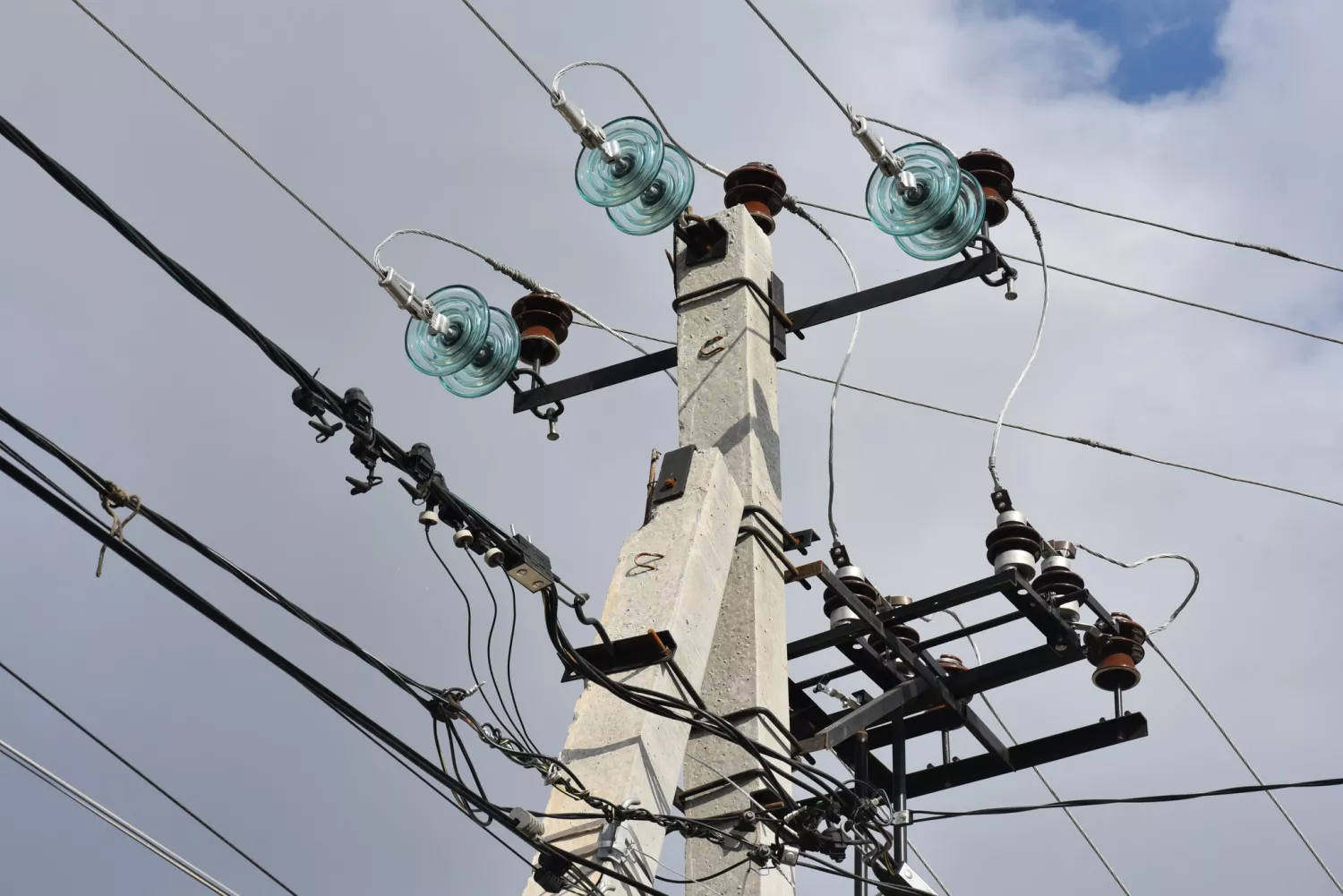 На Миколаївщини модернізують мережі, зруйновані під час бойових дій. Фото: «Миколаївобленерго»