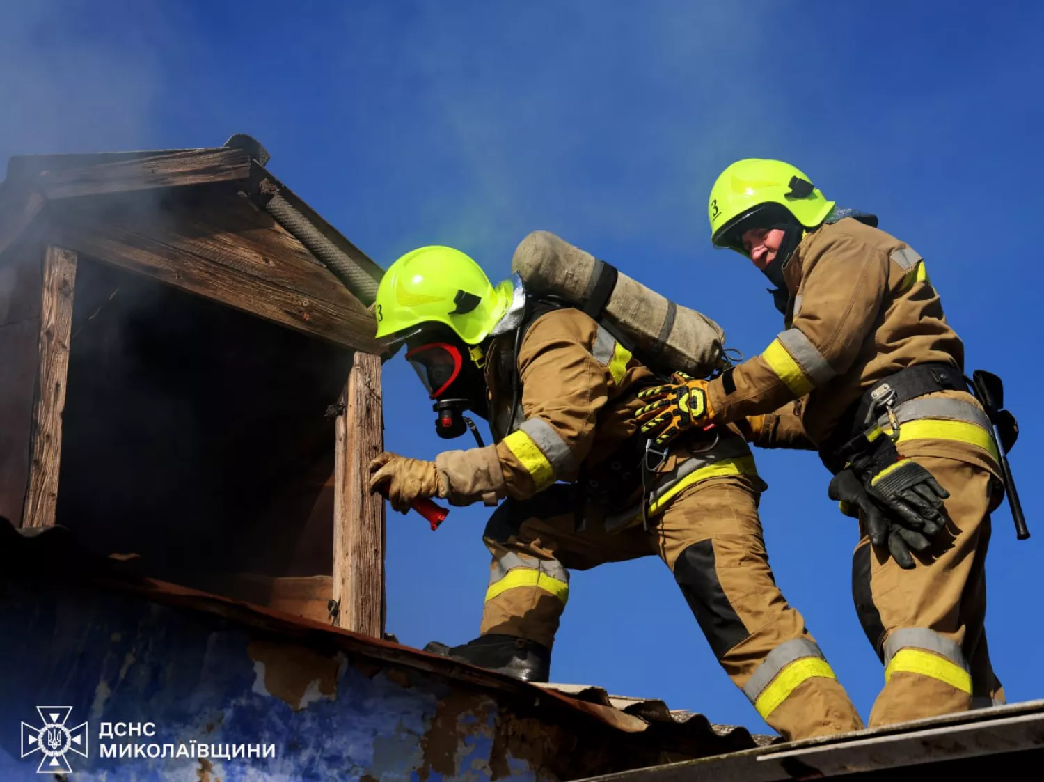 Рятувальники під час гасіння пожежі в будинку. Фото: ДСНС Миколаївщини