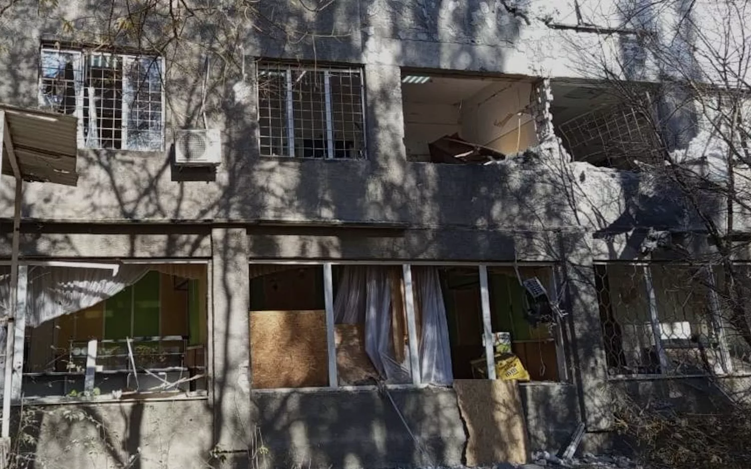 Зруйнована дитяча лікарня в Херсоні через обстріли. Фото: Прокуратура України