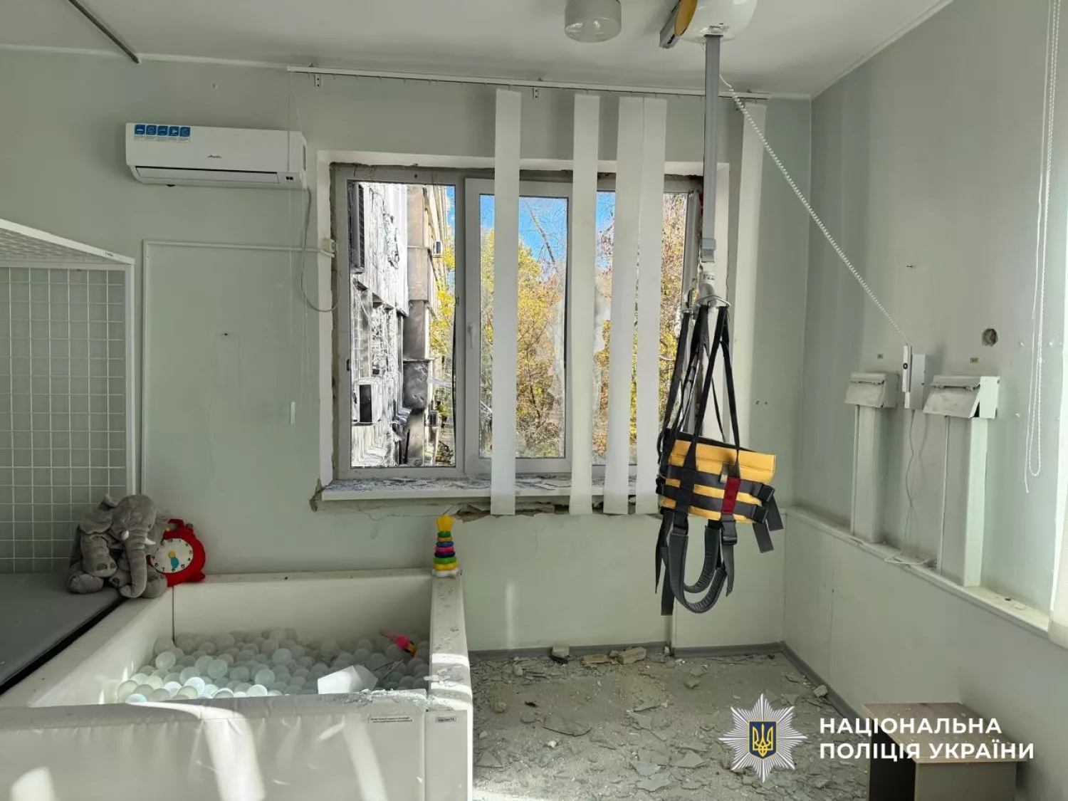 Зруйнована дитяча лікарня в Херсоні через обстріли. Фото: Нацполіція