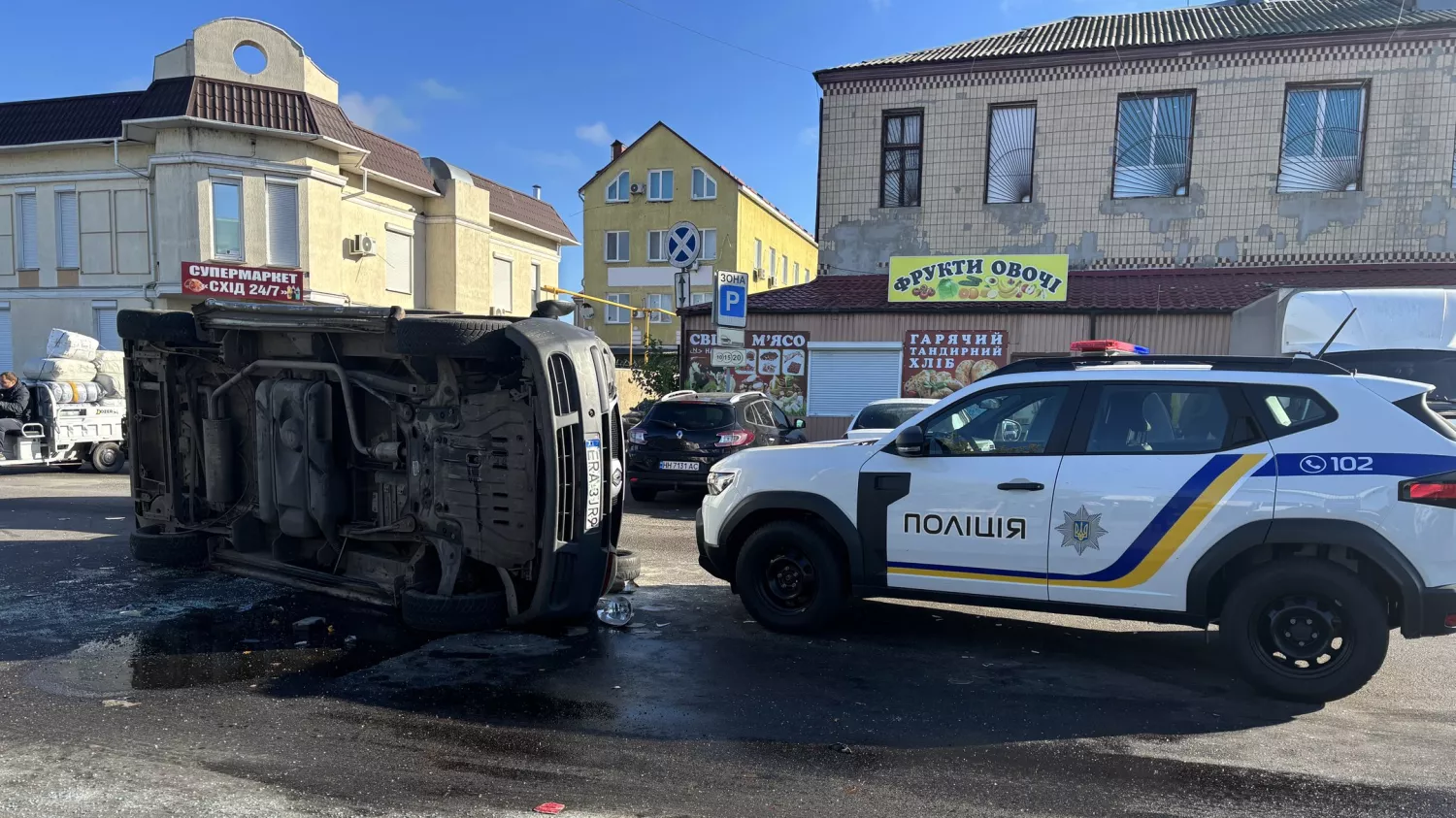 Автомобіль ТЦК та СП, який перекинули вантажники. Фото: Суспільне Одеса