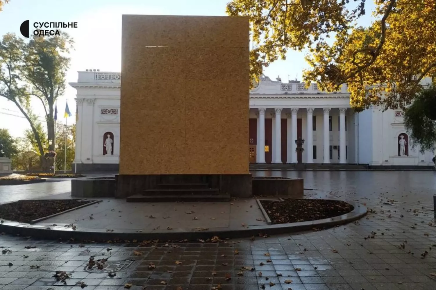 Пам'ятник Пушкіну в Одесі закрили плитами. Фото: Ірина Сечковська, Суспільне Одеса