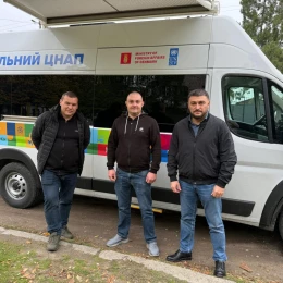 Громади Миколаївщини отримали соціальні автомобілі та мобільні ЦНАПи від Данії та ООН. Фото: Іван Кухта