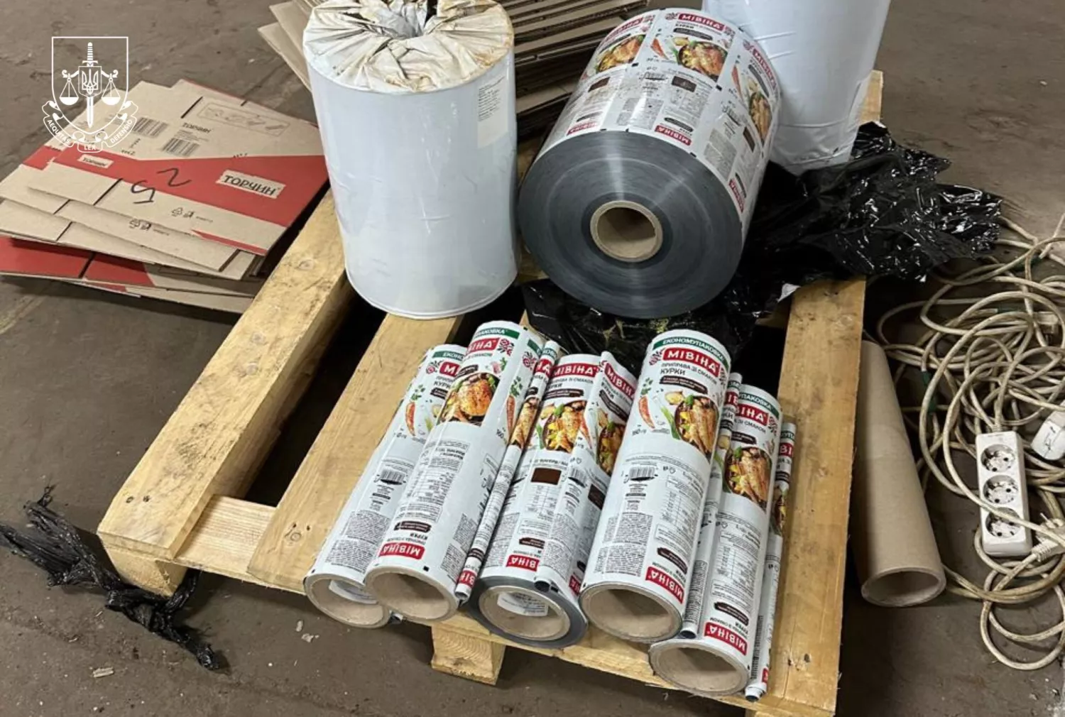 На Миколаївщині викрили мережу, що виготовляла фальсифікат під виглядом відомих брендів. Фото: ОГП
