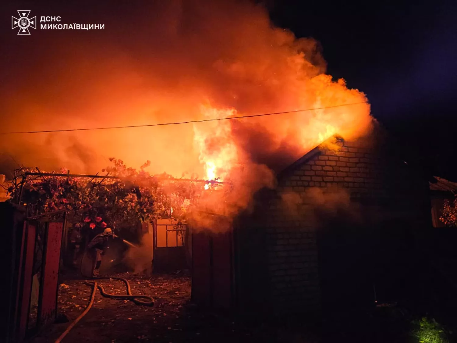 Пожежа літньої кухні в Снігурівці. Фото: ДСНС Миколаївщини