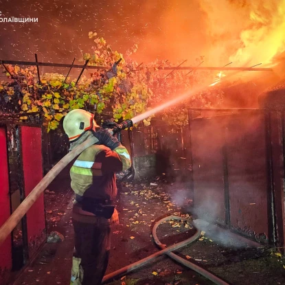 Пожежа літньої кухні в Снігурівці. Фото: ДСНС Миколаївщини
