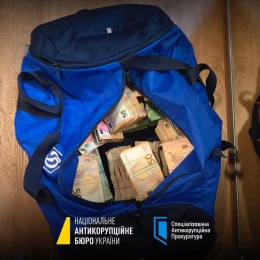 Виявлені під час обшуку кошти. Фото: НАБУ
