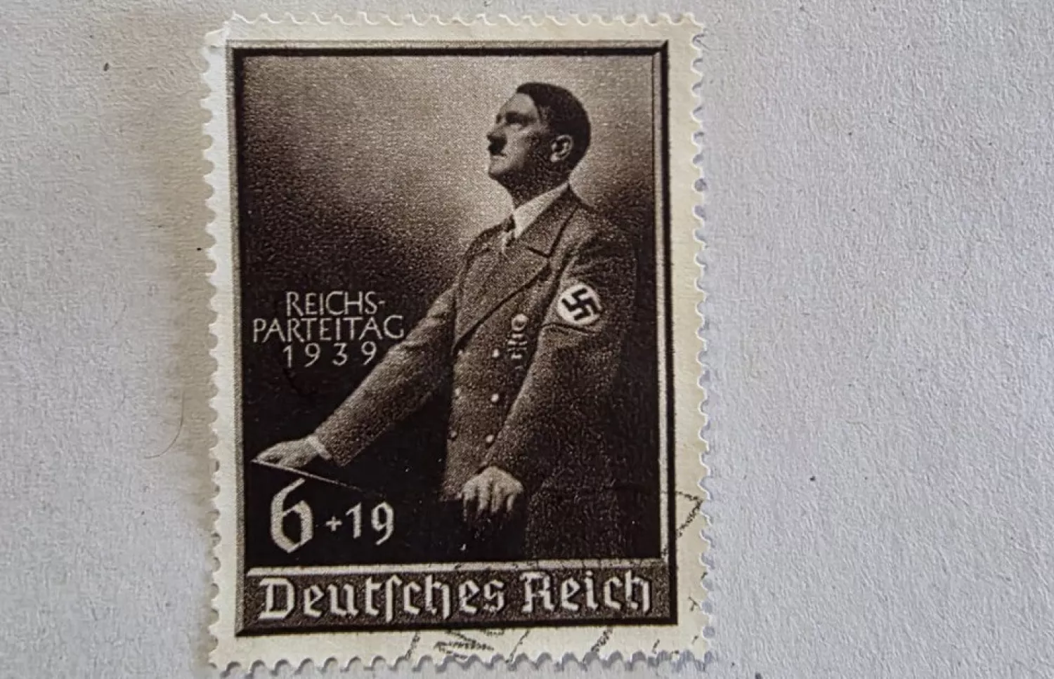 В Україну намагалися ввезти понад 14 тисяч марок із нацистською символікою. Фото: Державна митна служба України