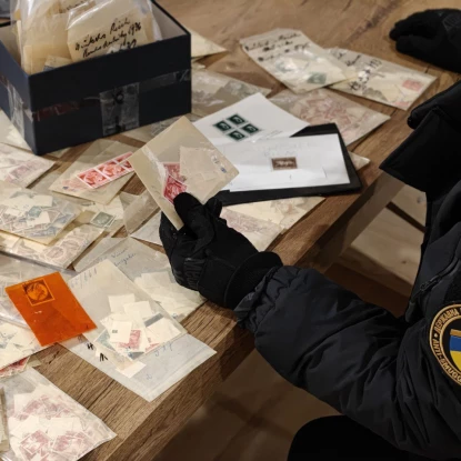 В Україну намагалися ввезти понад 14 тисяч марок із нацистською символікою. Фото: Державна митна служба України