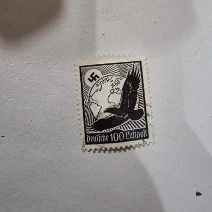 В Україну намагалися ввезти понад 14 тисяч марок із нацистською символікою. Фото: Державна митна служба України