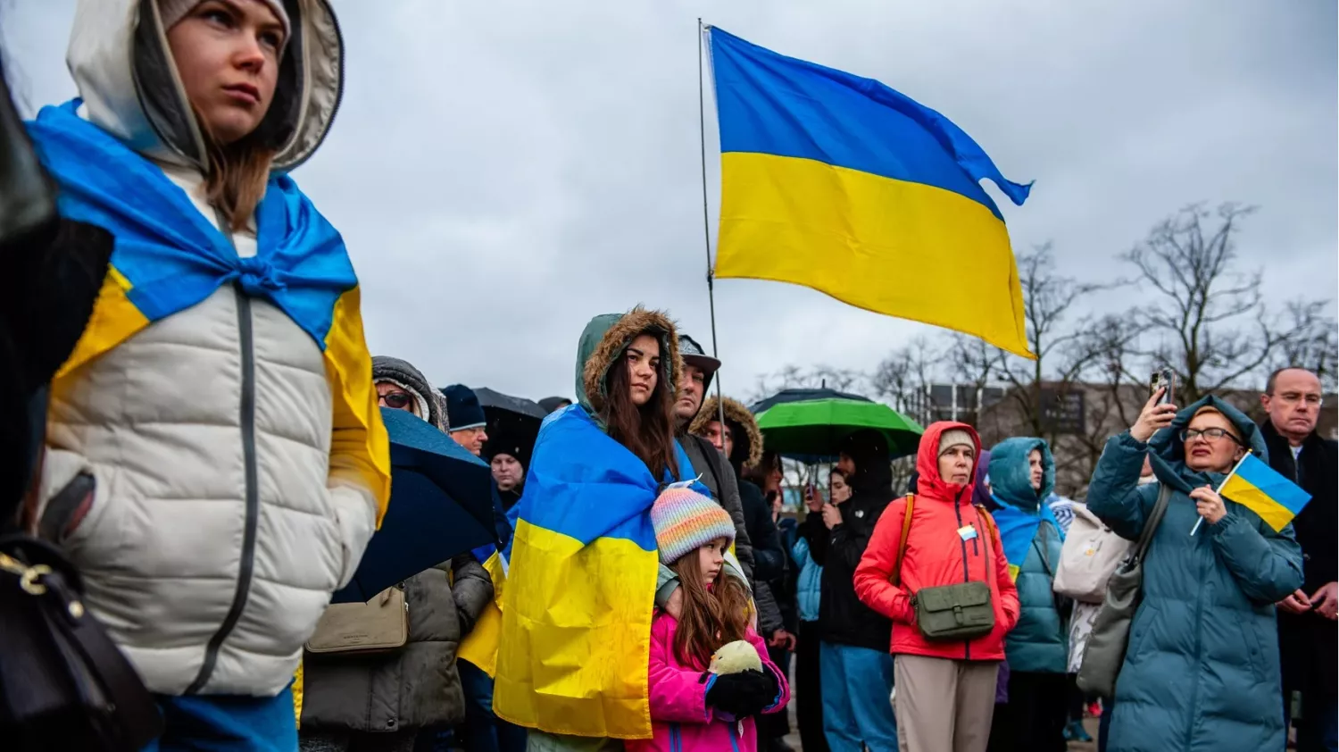 Українці на мітингу у центрі Амстердама, 24 лютого 2024 року. Фото: Getty Images