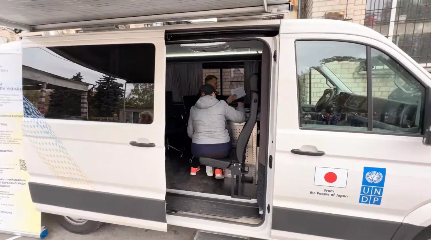 Мобільні приймальні Офісу омбудсмена. Фото: Дмитро Лубінець, Facebook