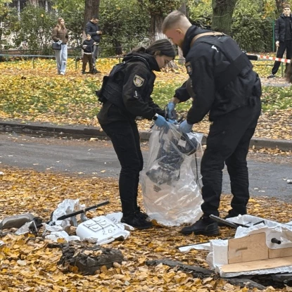 Уламки російського дрона на одній з вулиць Одеси. Фото: Суспільне