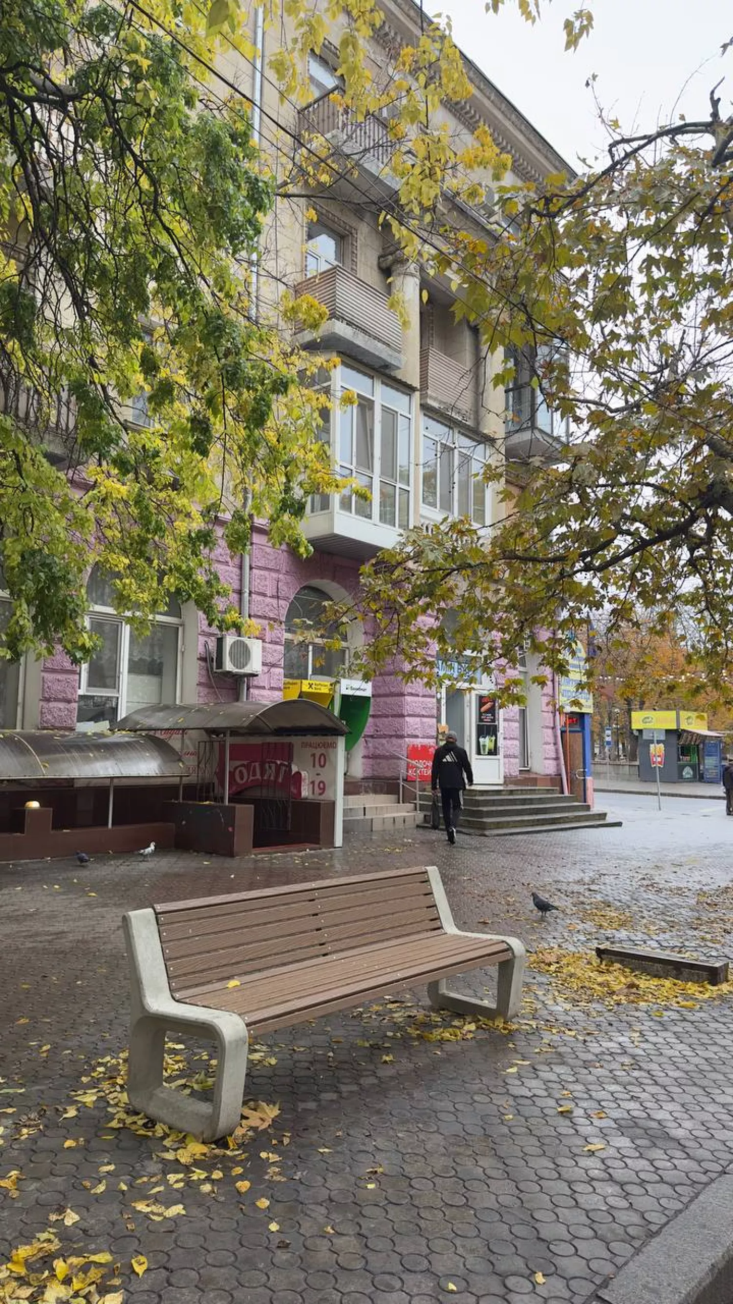 Нові лавки, встановлені на Соборній. Фото: КП 