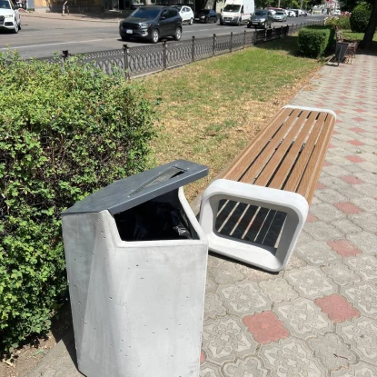 Лавки, встановлені у 2023 році на бульварі вздовж Центрального проспекту. Фото: Миколаївська міська рада