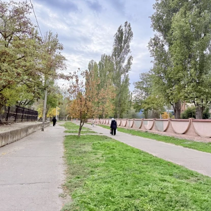 Фрагмент старого тротуару, який вирішили оновити. Фото: «МикВісті»