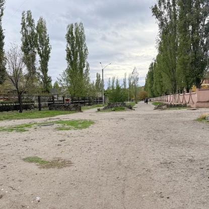 Станом на листопад: підрядник проводить ремонтні роботи на ділянці тротуару по вулиці Озерна. Фото: «МикВісті»